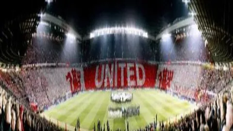 英超积分榜新动态：利物浦13分追击榜首，四队差距仅4分，曼联排第13位